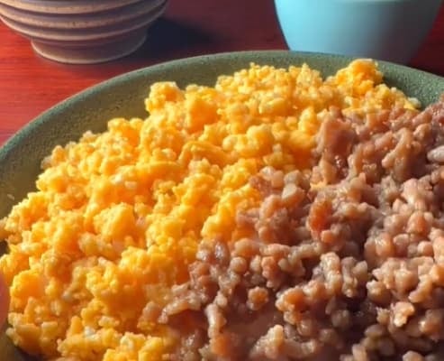 半熟卵が燦爛と輝いている！？料理研究家・けんた食堂が作る「そぼろご飯」