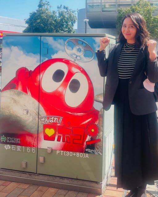 加藤夏希の元気いっぱいポーズが可愛すぎる“がんばれロボコン”と共に気合のガッツポーズ！
