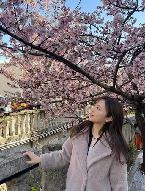 元フジテレビアナウンサー・久慈暁子、熱海桜を楽しむ！