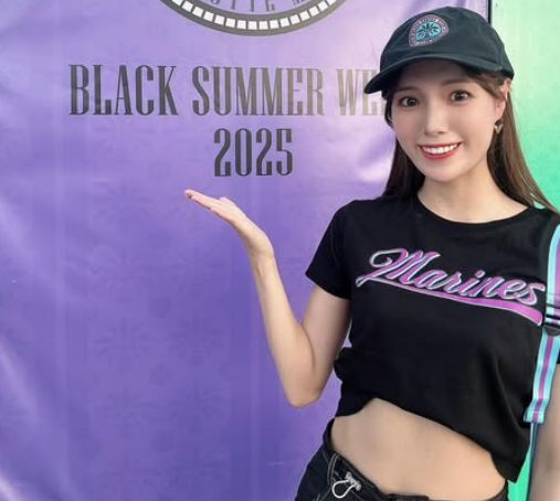 「神スタイル！」可愛すぎと絶賛のビール売り子、スタジアムで魅せた”見目麗しい・美麗姿”にファンうっとり「足ながーーい！」