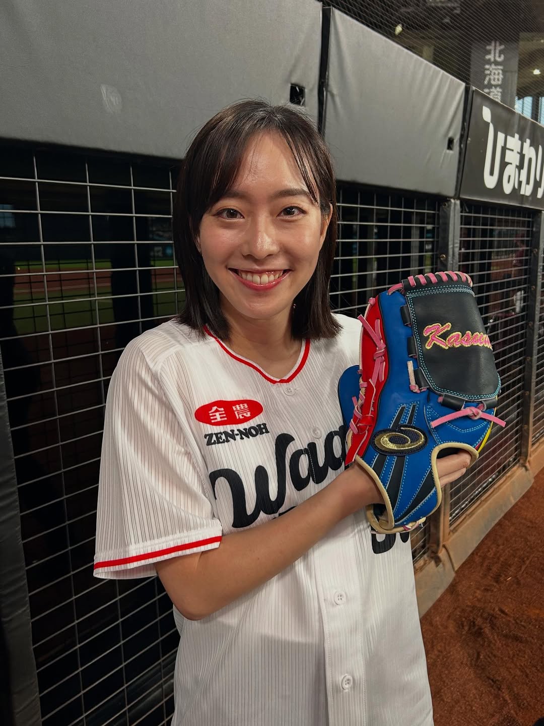 「美しいフォーム！」石川佳純、エスコンフィールド北海道で始球式に挑戦した様子を大公開！