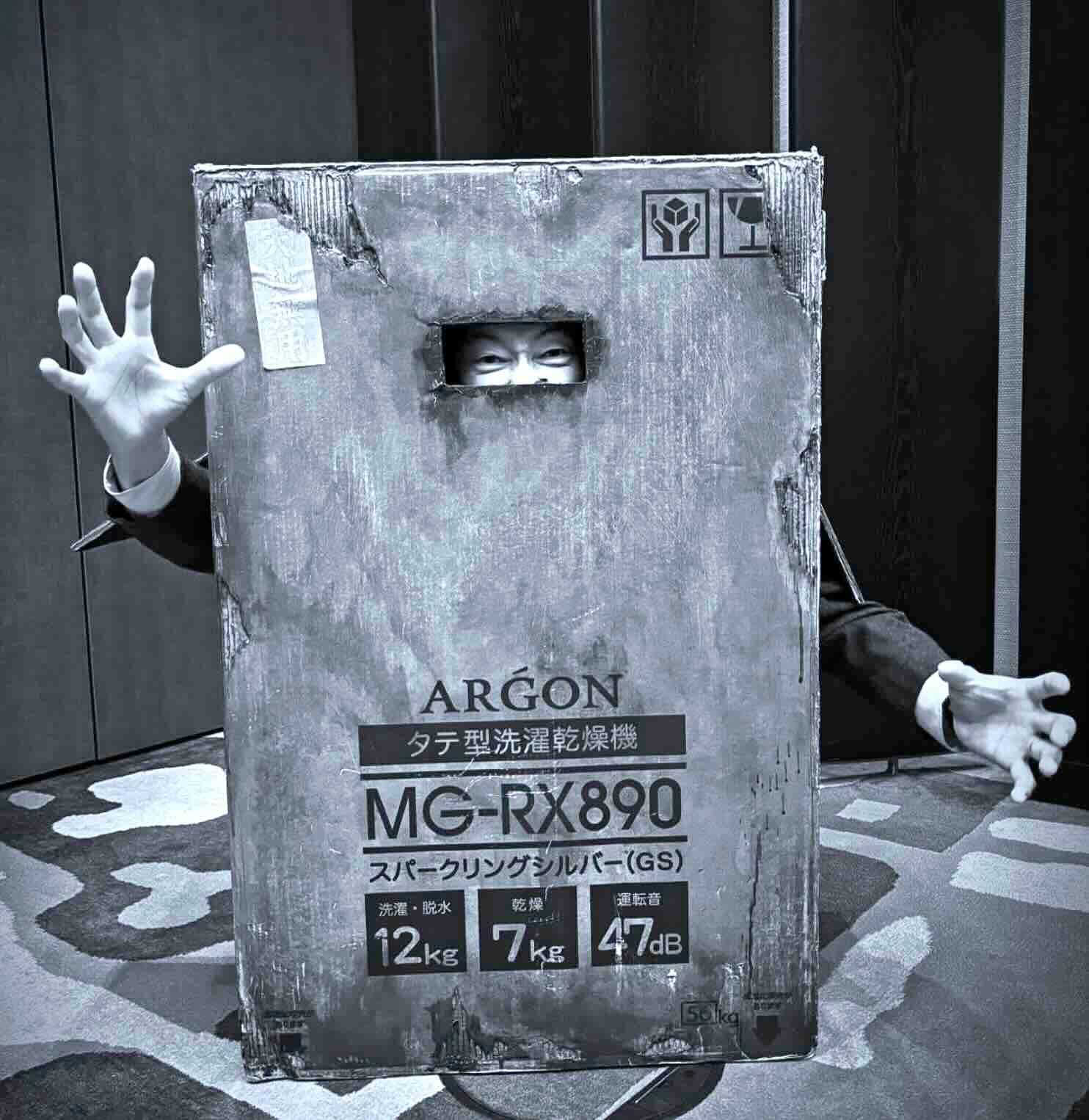 浅野忠信、主演を務める『箱男』が最優秀作品賞に！オフショットを公開