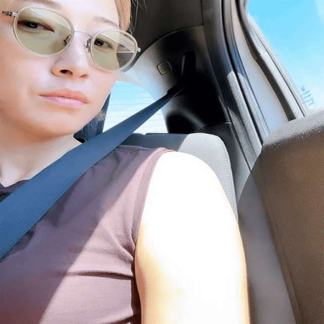 狩野舞子はベストな日焼け止め方法を知りたい！？車中のサングラスショット
