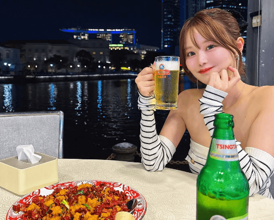 「かわいい…」美女スポーツグラドル、シンガポールで夜景バックの”乾杯・美ショット”を公開！