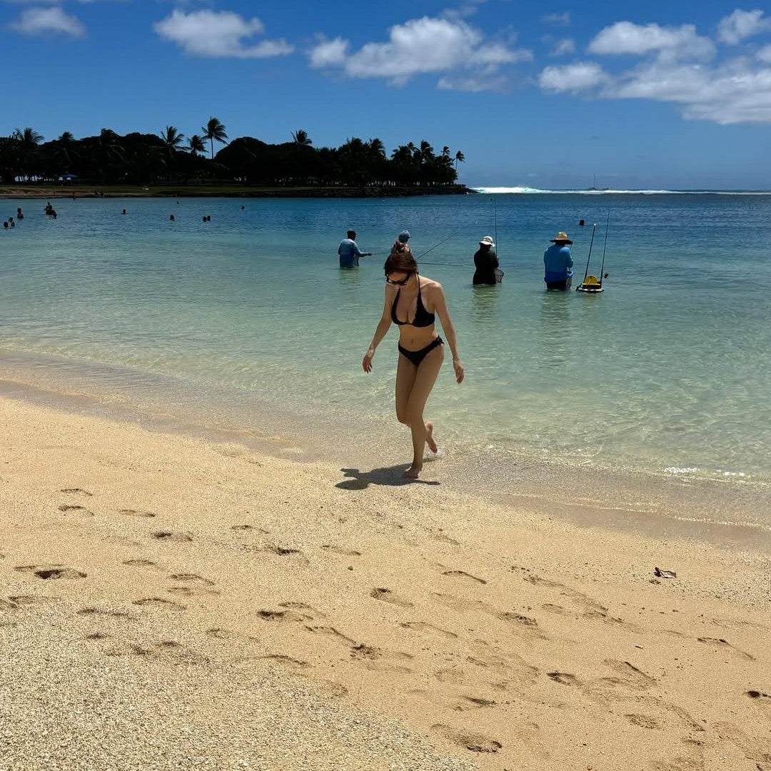 加護亜依、ハワイで”日焼け対策ゼロ”で爆弾ボディの黒ビキニ姿を公開「スタイル良すぎ」とファン歓喜