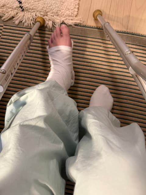 「一応言わせてください。  オーマイガーーーーー！！！！！！！！！！！」こがけん、松葉杖をつく姿にファンから心配の声