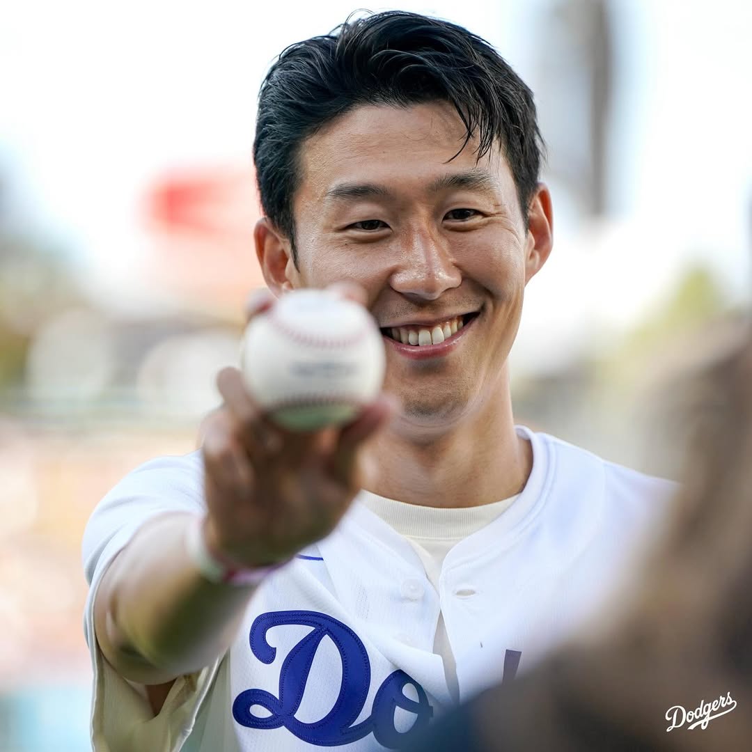 ソン・フンミンがドジャースタジアムの始球式へ！ノーバウンドの完璧なストライクで"サッカーと野球の二刀流"に大歓声