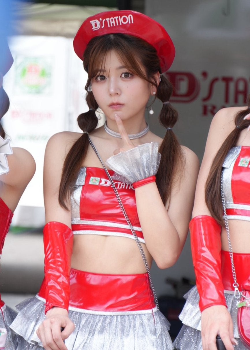 「赤ver.も最高！」水瀬琴音、夏のSUGO耐久で“激カワ”レースクイーン姿を披露