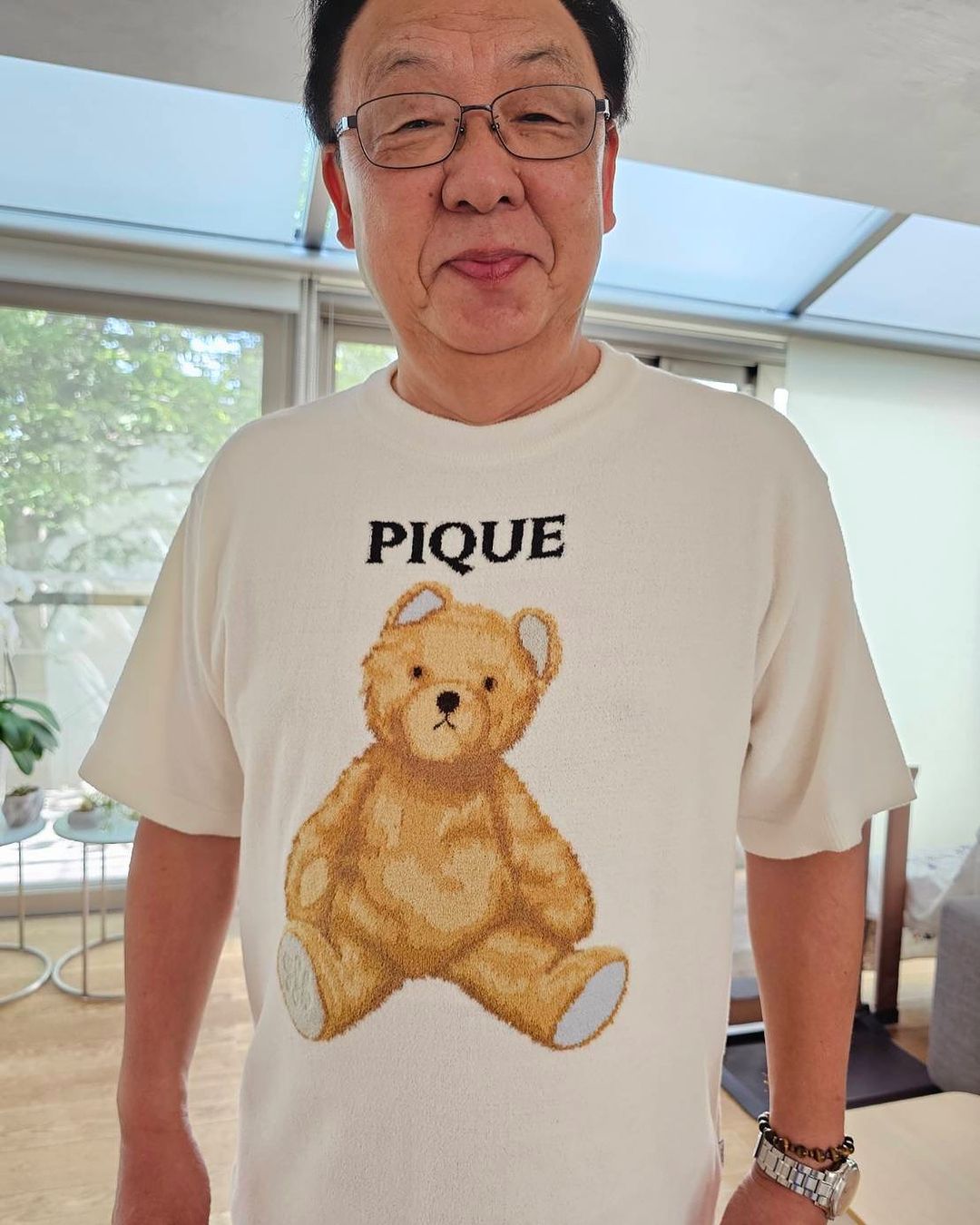 今年74歳の男性タレントがジェラートピケ！？ クマのTシャツ姿が話題