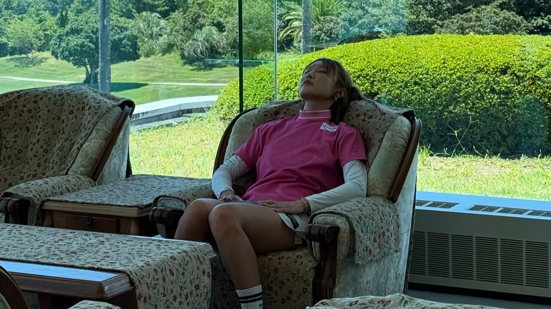 「眠すぎて隙あらば仮眠してた日」プロゴルファー・井上莉花、控え室での貴重なショットを公開！