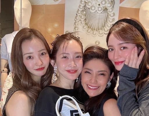 板野友美、あの大物メジャーリーガーの妻らとの豪華すぎる4ショットを公開にファン「オーラ出てる」