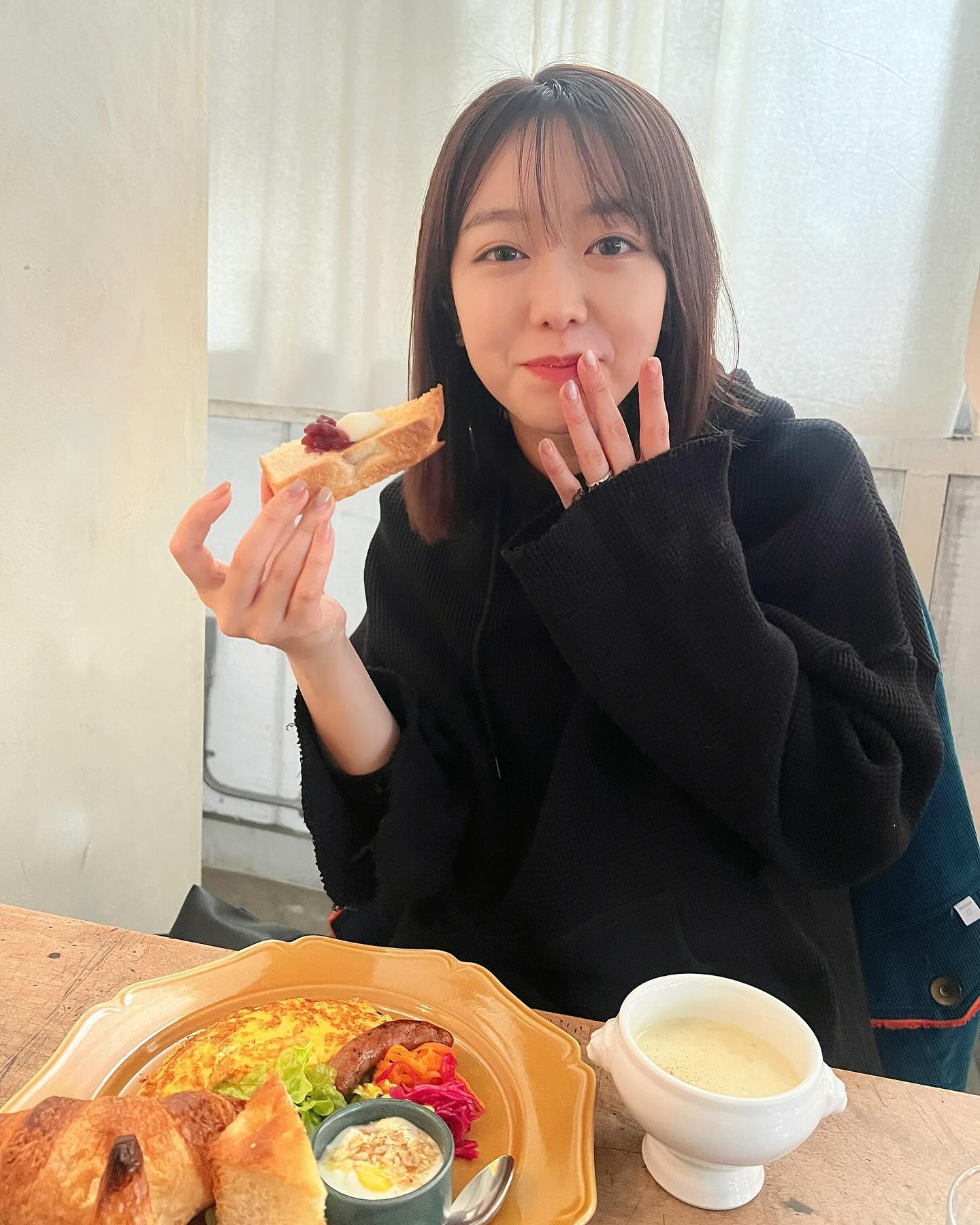 峯岸みなみが夫・東海オンエアてつやの活動する岡崎でモーニングを楽しむ🥐👀