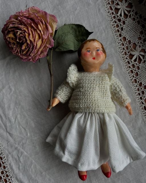 安田成美、心ほどける手作りの世界へ。三國寮の人形に触発されて生まれた、愛情たっぷりの“着たきり雀