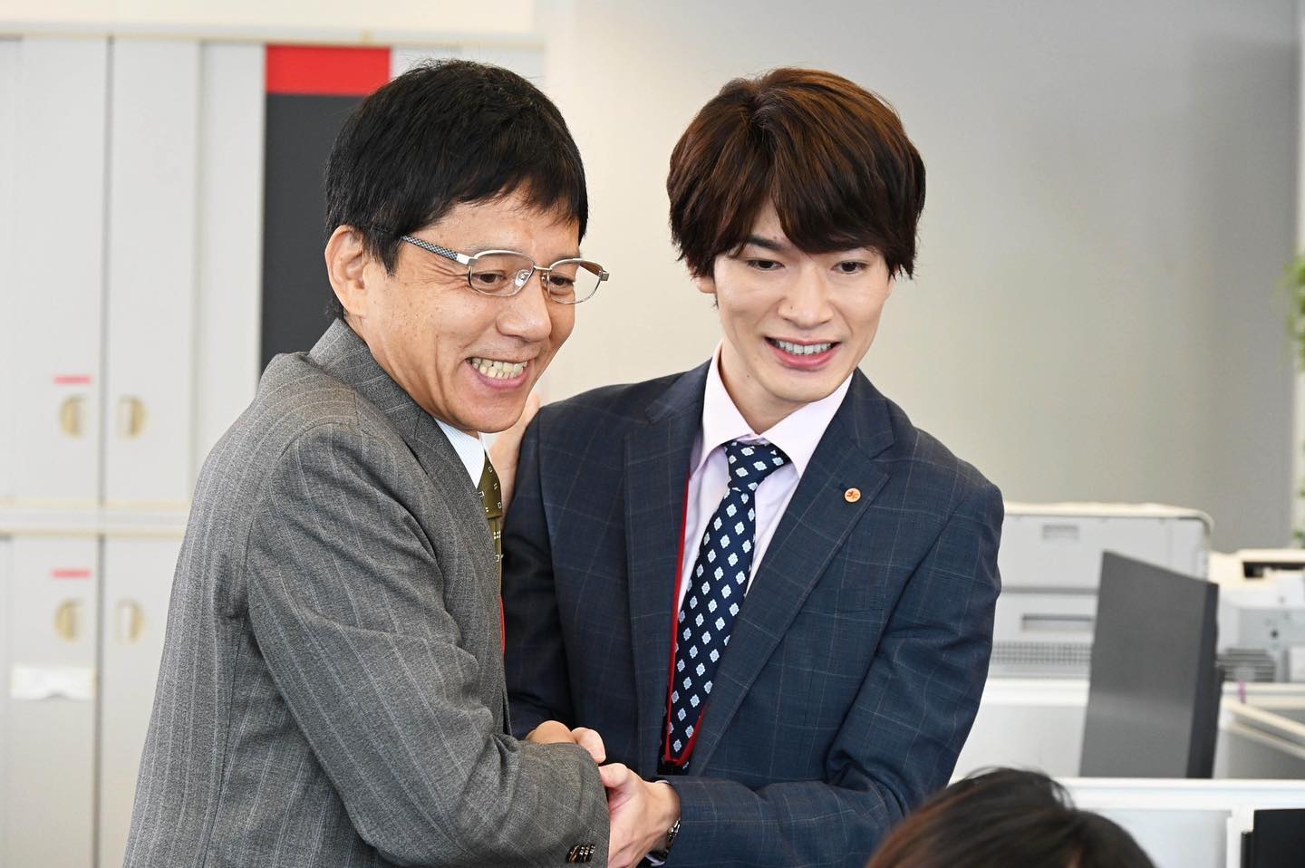 Snow Man・深澤辰哉と勝村政信のツーショットが話題✨📸「お二人の絡みが楽しみすぎです💜」