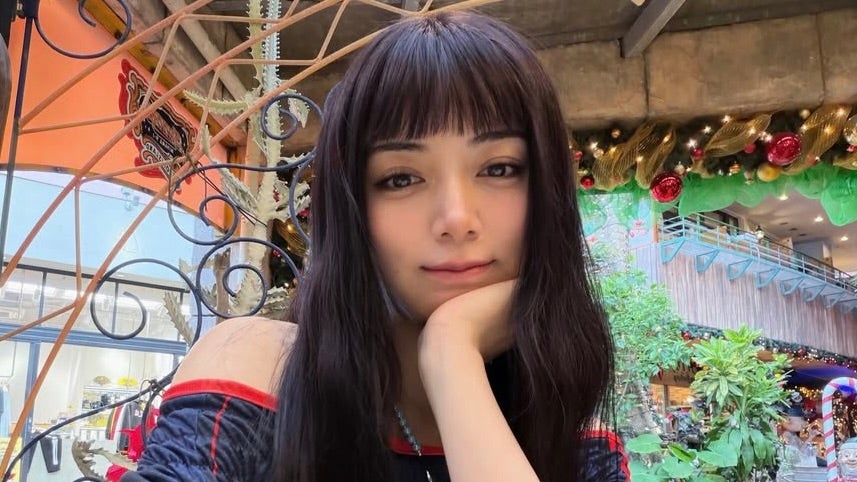 思わず二度見…池田エライザ、胸元に“名門クラブ”のエンブレムで新年の挨拶