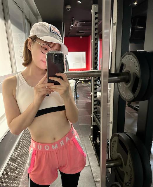 ジムトレ中の鈴木奈々、鍛えた肉体を披露！「スタイル抜群‼️」