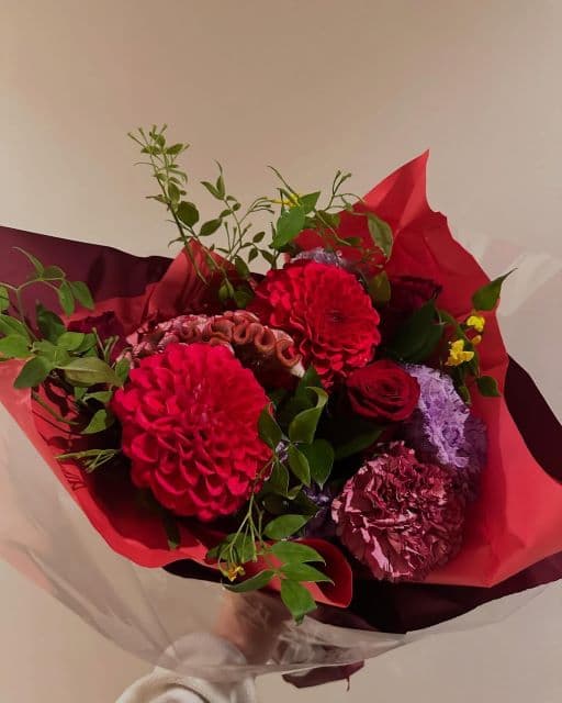 「ジュンちゃんみたい」「お似合いの花」高橋メアリージュン、華麗な花束の写真とともにダリアの花言葉を綴る!