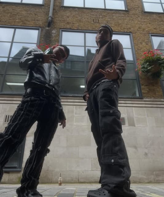 King Gnu・勢喜遊がロンドン満喫ショットを公開！ロンドンでも目立つ姿にコメント殺到⁉