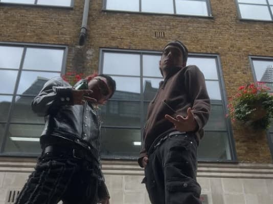 King Gnu・勢喜遊がロンドン満喫ショットを公開！ロンドンでも目立つ姿にコメント殺到⁉