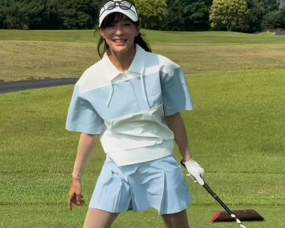 「ウェア似合ってて可愛い！」ゴルフ美女子、”なんかイイ感じ・青空ベイベー”なブルーウェア＆スイングを披露！