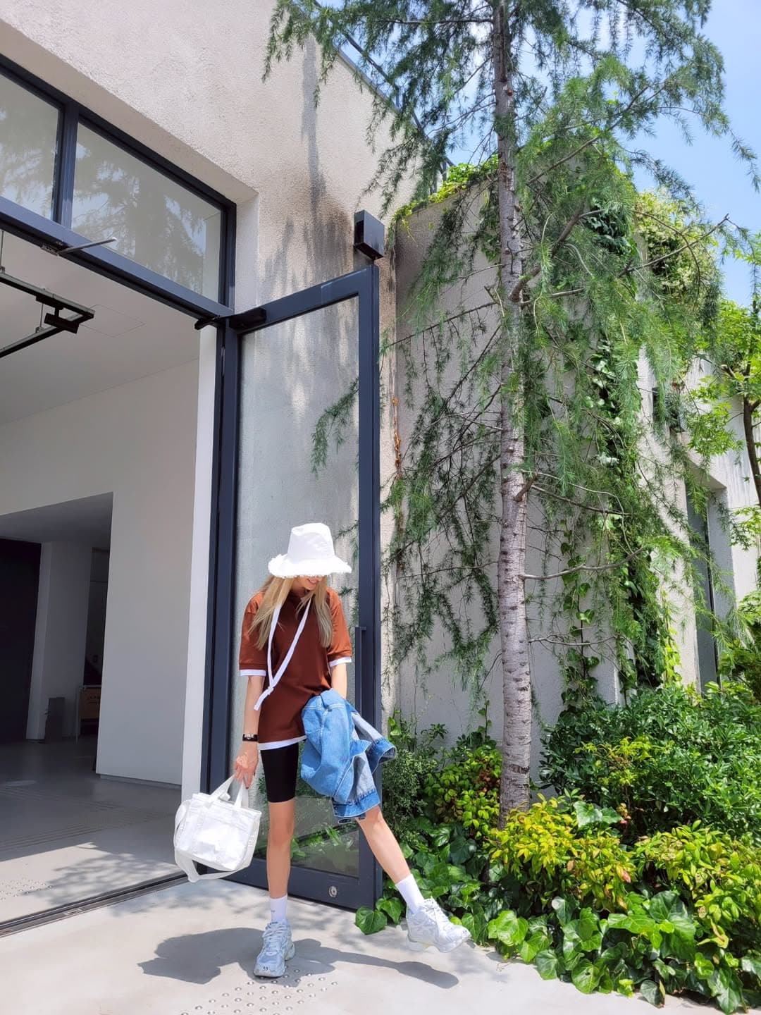 「股下何センチ!?」ハットから足元まで完璧な4児の母モデル〇〇の全身ショットに称賛の声