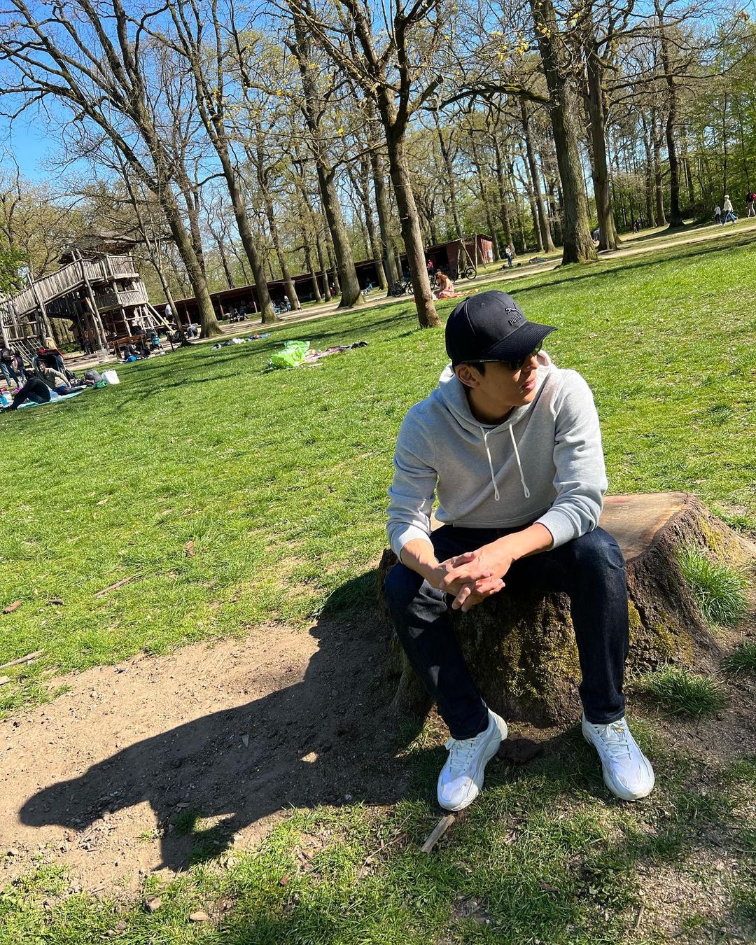 “皇帝”・長谷部誠が小春日和に家族で公園に☀️👨‍👩‍👧‍👦✌️🇩🇪お揃いの靴ショットに「キュート過ぎます❤️」