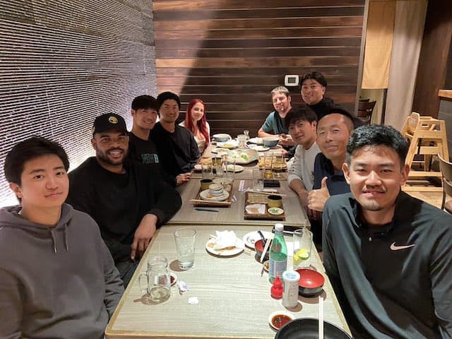 エスコバーが横浜時代の同僚たちと食事会！ 「仲間同士の再会の場ですね。」