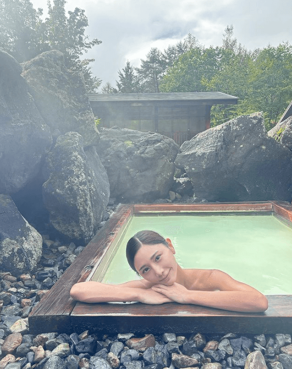 斎藤恭代「秘湯ロマン」出演で、湯けむり妖艶ショットを披露！ファン「必ず観ます」と全力待機モード