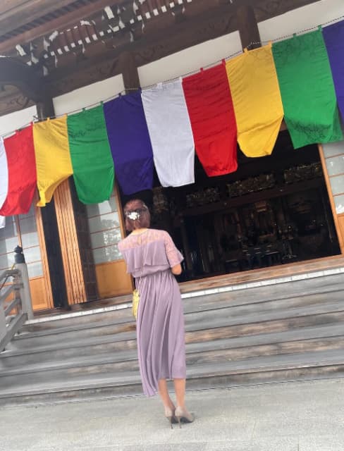 白幡亜美が美しいドレスでの後姿を公開！友人の結婚式での久しぶりの再会に歓喜！？
