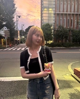 元日向坂46メンバーが劇的イメチェン？！金髪ボブ&ド派手ネイルの最新ショットが話題に