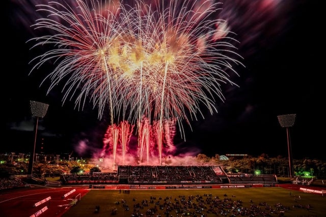 FC琉球OKINAWA、「全島サッカー祭り」で圧巻の花火。絆をテーマに描いた夜空にみんなが魅了