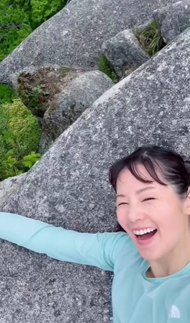 「うーーーーーーわぉ高いィィィィw」小西真奈美、崖ギリギリ!?な自撮り登山セルフィムービーにファンの視線釘付け！