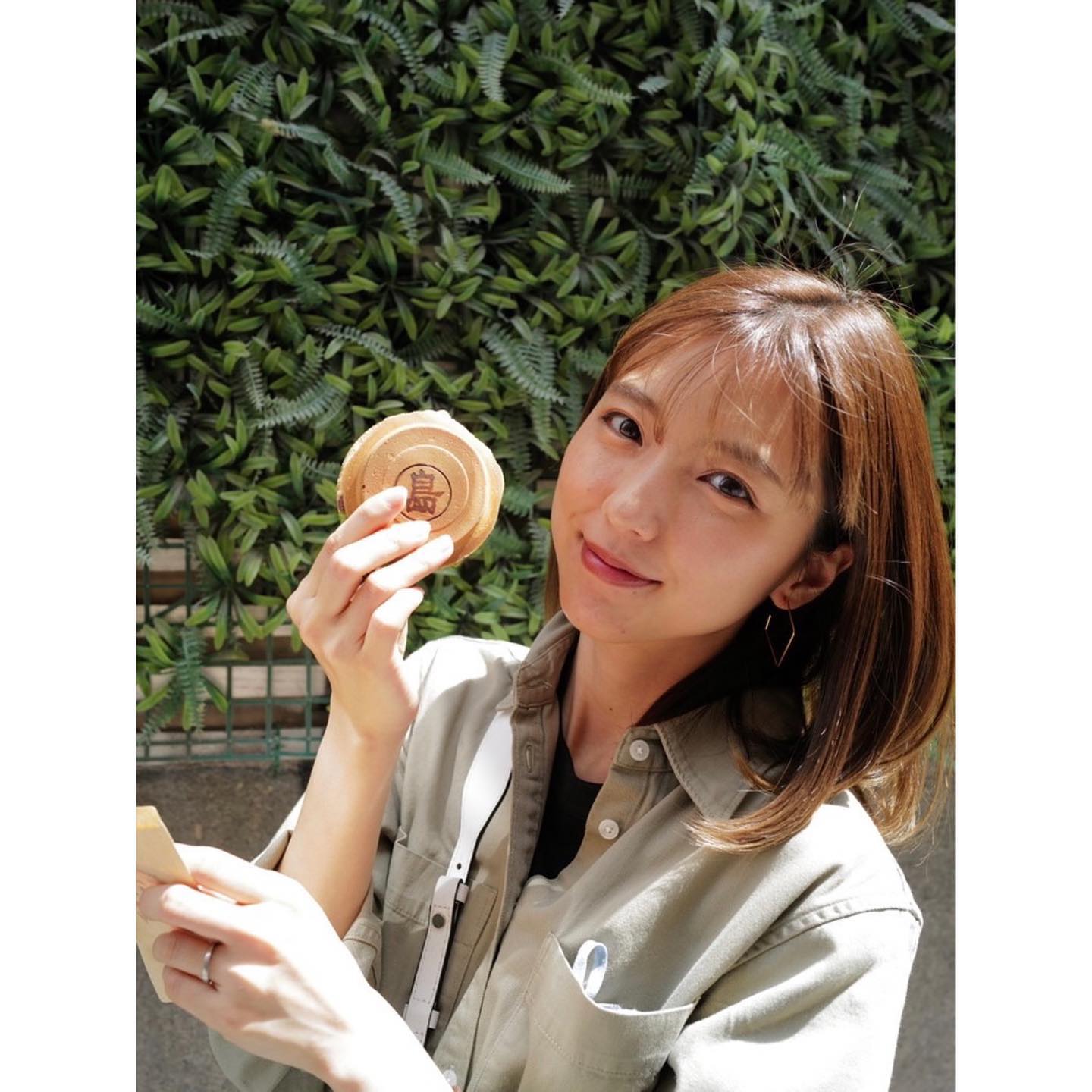 「笑顔最高です😌💓」まるで写真集のオフショ📸真野恵里菜さんのおでかけの様子🌈