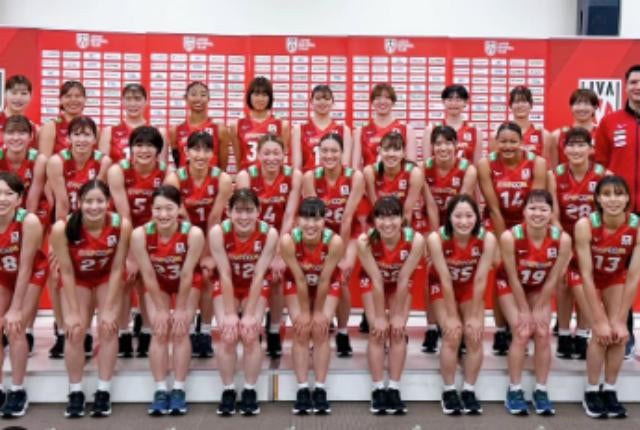 狩野舞子、女子日本代表の新体制を応援──「フェロ」との再会に笑顔