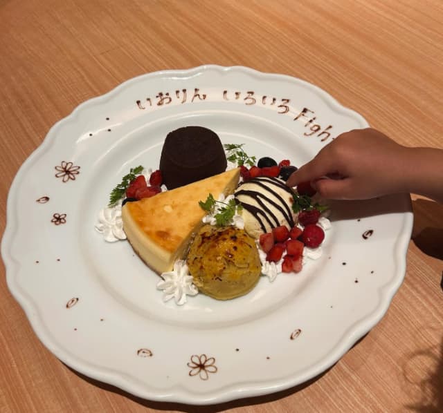 相楽伊織がお友達からのサプライズプレートでエネルギーチャージ！