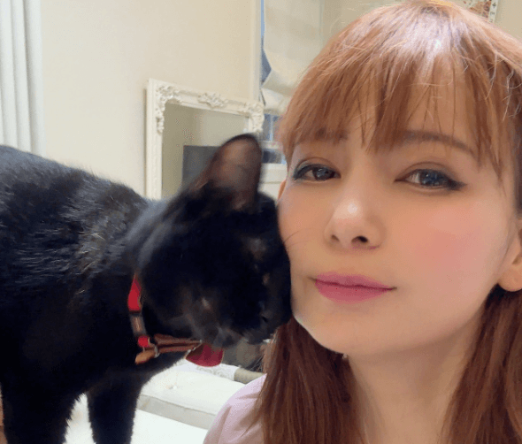 中川翔子と愛猫“カステラ”の2ショットが「癒される〜」と話題