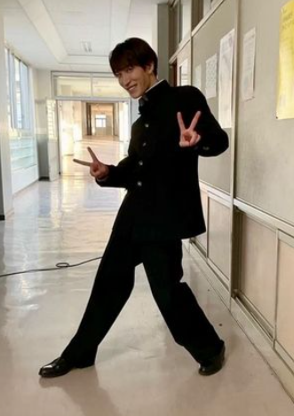 「ほんとに31歳ですか!?」Snow Man・渡辺翔太の学ラン姿が可愛すぎると話題に✨