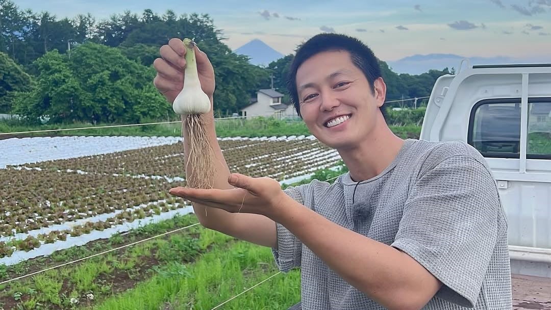 工藤阿須加、初夏の収穫ニンニクと富士山を披露　家庭菜園の“素顔”を話題に