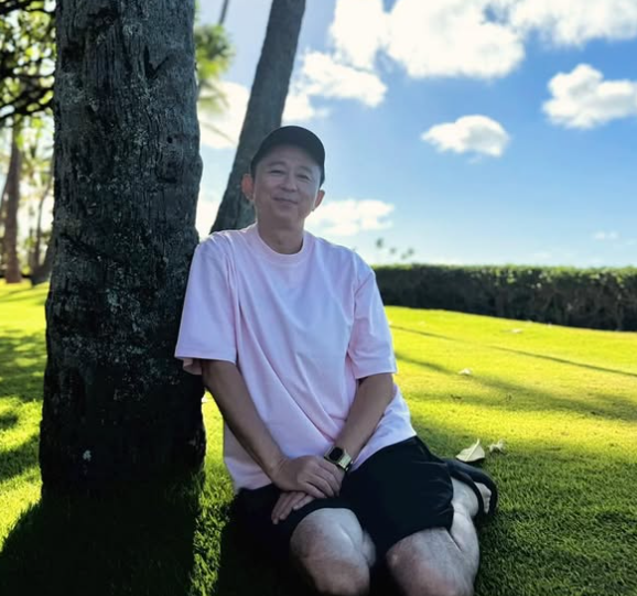 「木陰が1番」有吉弘行、夏の私服ショット公開に反響「オバショットだ〜」