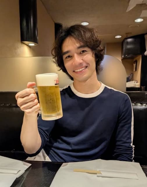 柄本弾が公演後のリラックスタイムでの笑顔ショットを公開！