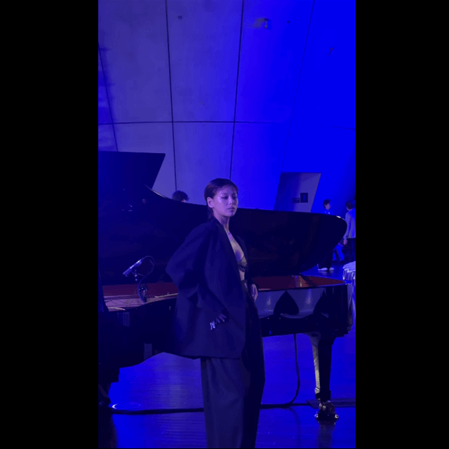 西内まりや、「HARUNOBUMURATA」ブランドショーでグランドピアノをバックに美麗ショットを公開