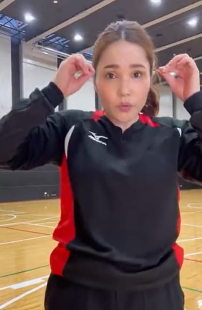 お笑い芸人 平野ノラ 一発ギャグを披露！フェイクセットでメガネかける人！