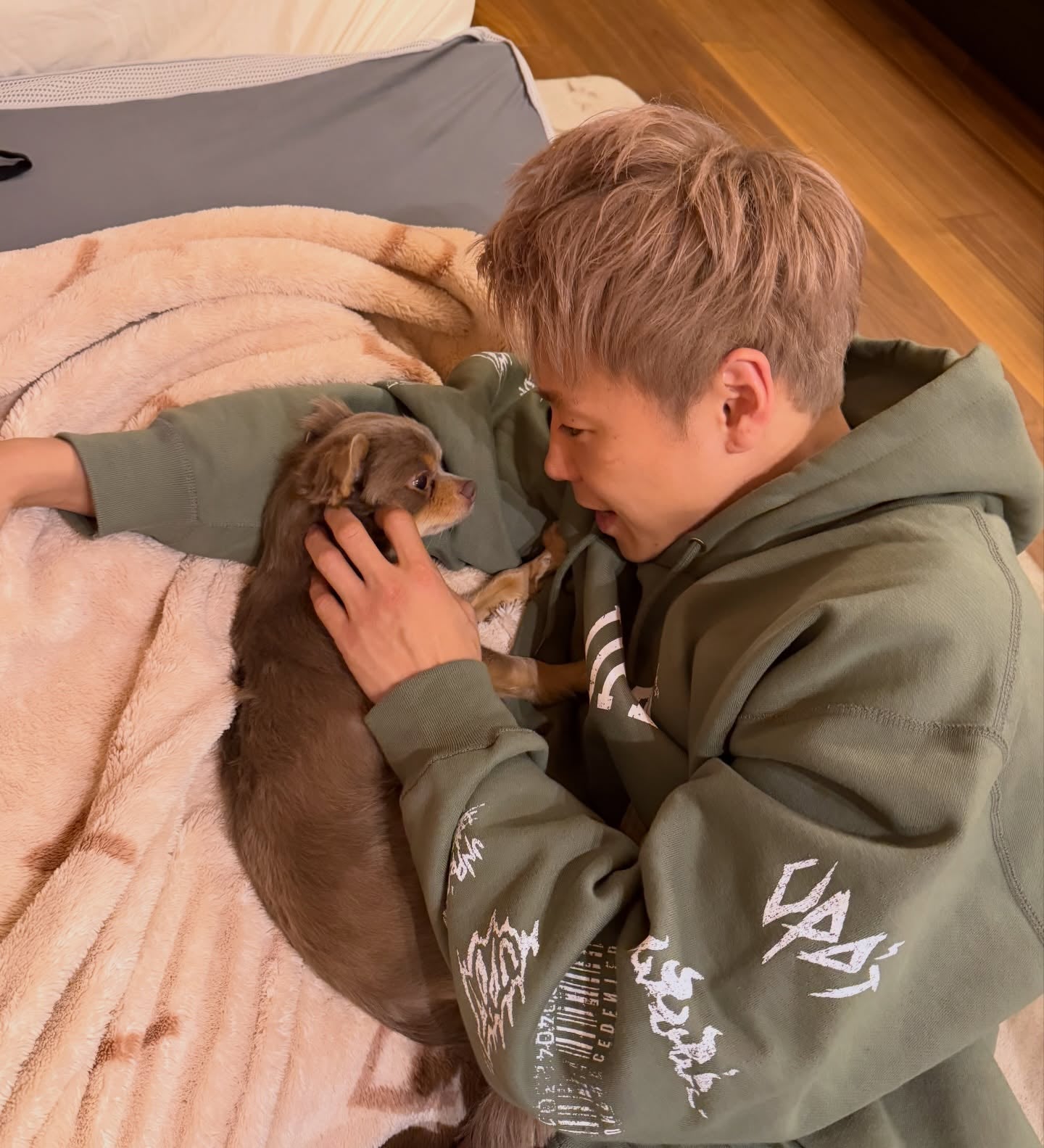 顔を寄せ合う穏やかな時間…武尊、愛犬との密着ショット