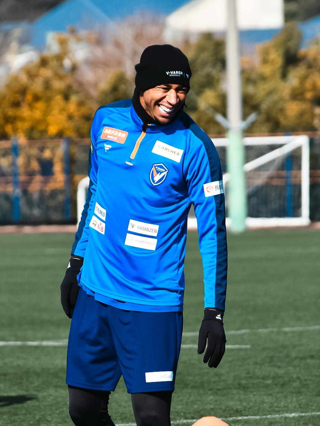 青と橙の祝福が眩しい…V・ファーレン長崎、チアゴ・サンタナ33歳をお祝い