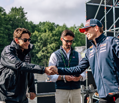 まさかの“和やかショット”にファン騒然！フェルスタッペン＆ラッセルが笑顔で共演