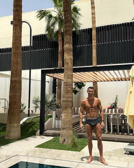 C・ロナウドが家族と過ごしたプールで肉体美を披露😍