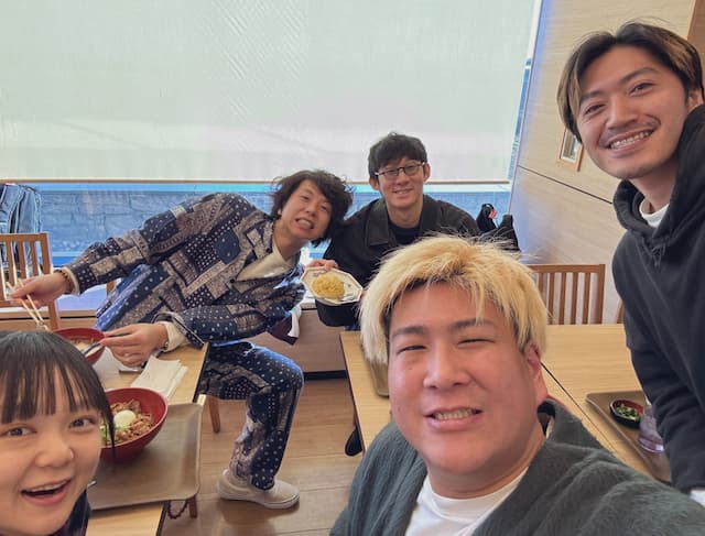 「行ってくるわ^ ^」ビスケットブラザーズ・きん、人気芸人たちとベトナムへ！