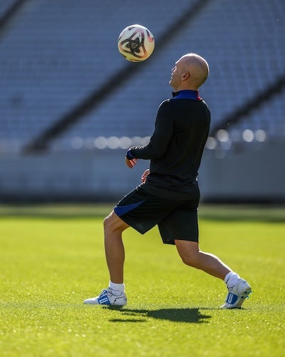 イニエスタが引退試合に向けて練習開始