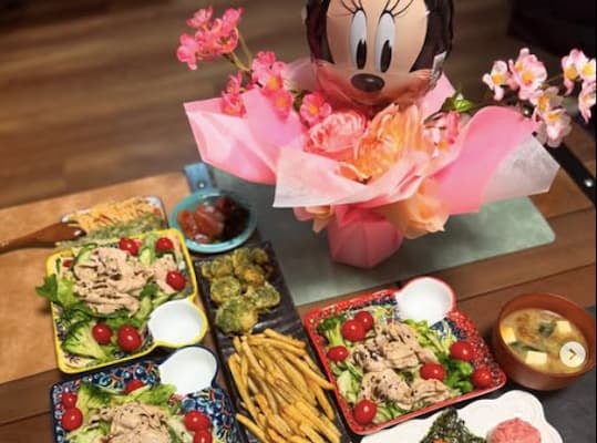 西山茉希が「フライング」なひな祭りを開催。愛情たっぷりの手作り料理を披露