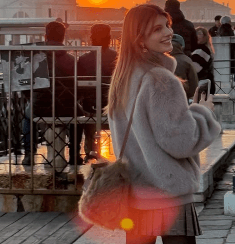 マギー「恋におちました」と語る大絶景のスポット。映えすぎ”ヴェニスの女神ショット”にファン夢中「僕も、恋におちました」